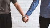 Парень и девушка держатся за руки